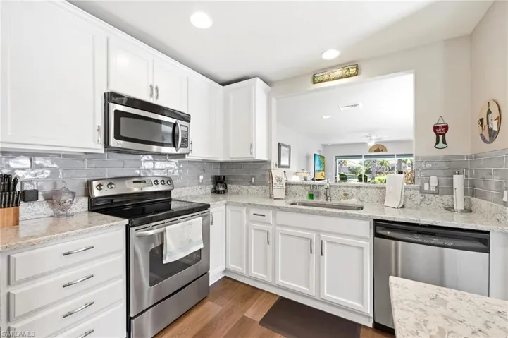Modern Kitchen with Stainless Steel Appliances and Granite Countertops