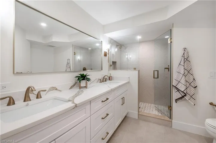 Large Dual sinks & beautiful finishes.