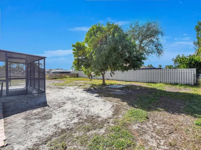 208 SE 4th  PL, Cape Coral, FL 33990