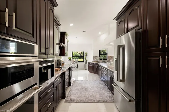 221 10th St Se, Naples, Florida 34117