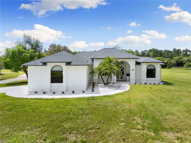 221 10th St Se, Naples, Florida 34117