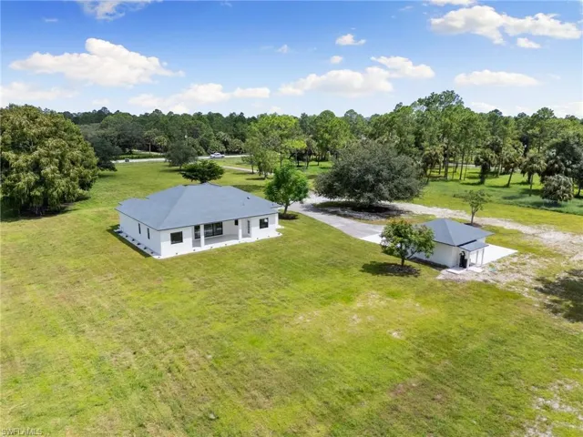 221 10th St Se, Naples, Florida 34117