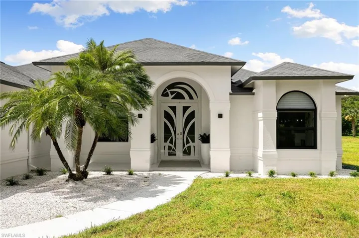 221 10th St Se, Naples, Florida 34117