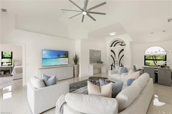221 10th St Se, Naples, Florida 34117