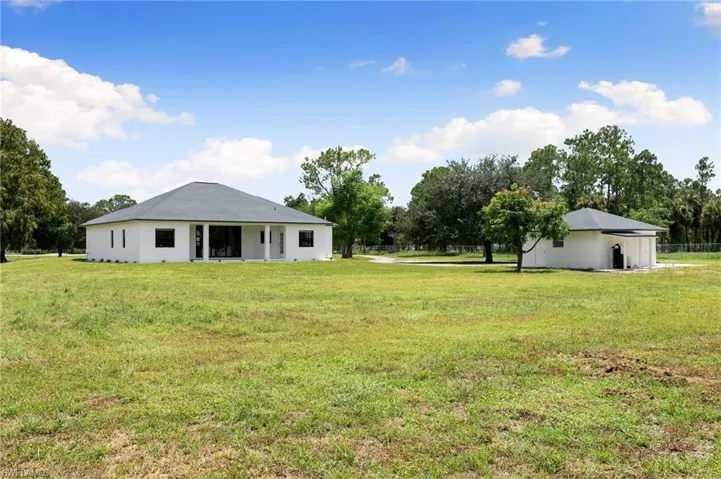 221 10th St Se, Naples, Florida 34117