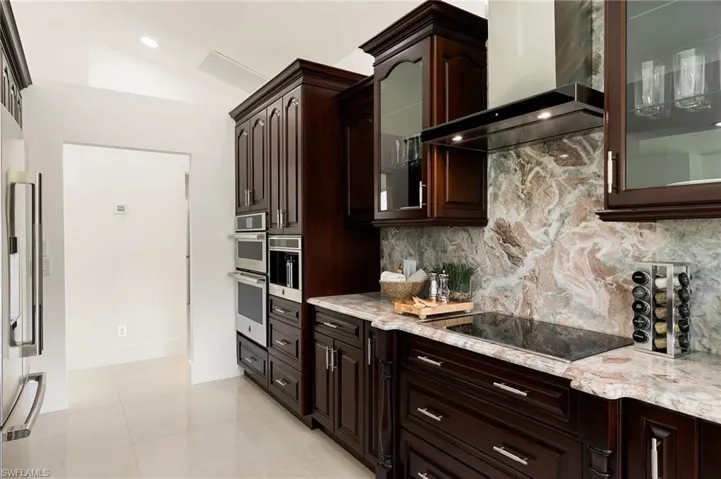 221 10th St Se, Naples, Florida 34117