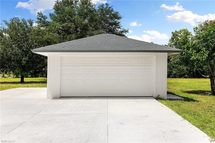 221 10th St Se, Naples, Florida 34117