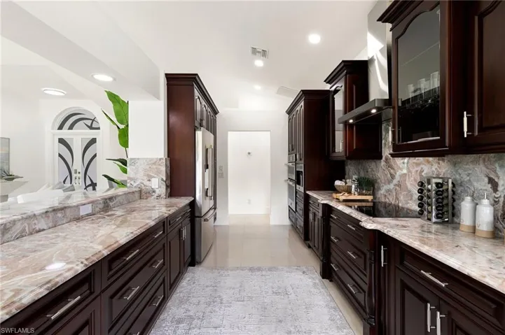 221 10th St Se, Naples, Florida 34117