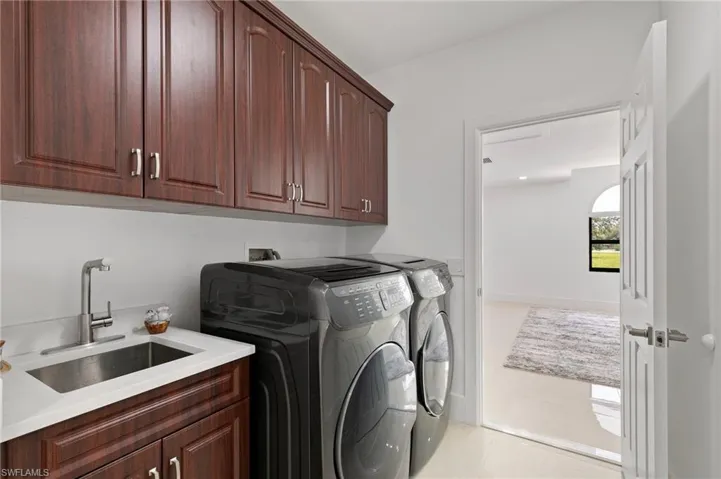 221 10th St Se, Naples, Florida 34117