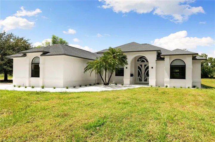 221 10th St Se, Naples, Florida 34117