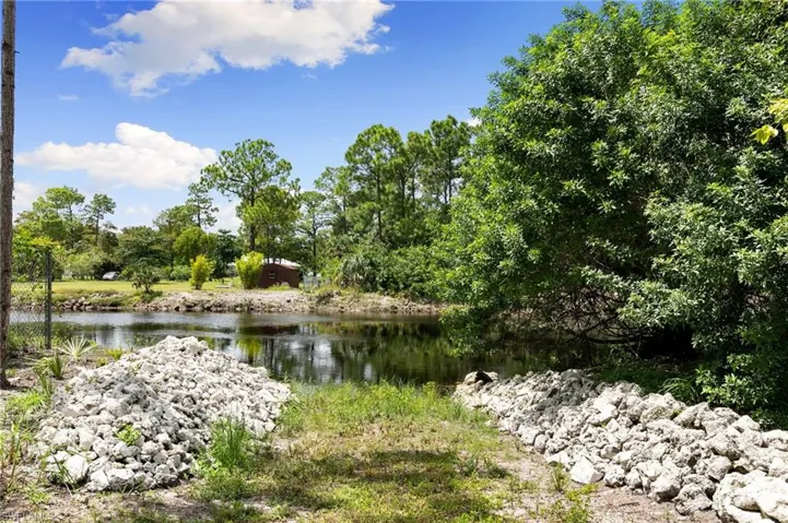 221 10th St Se, Naples, Florida 34117