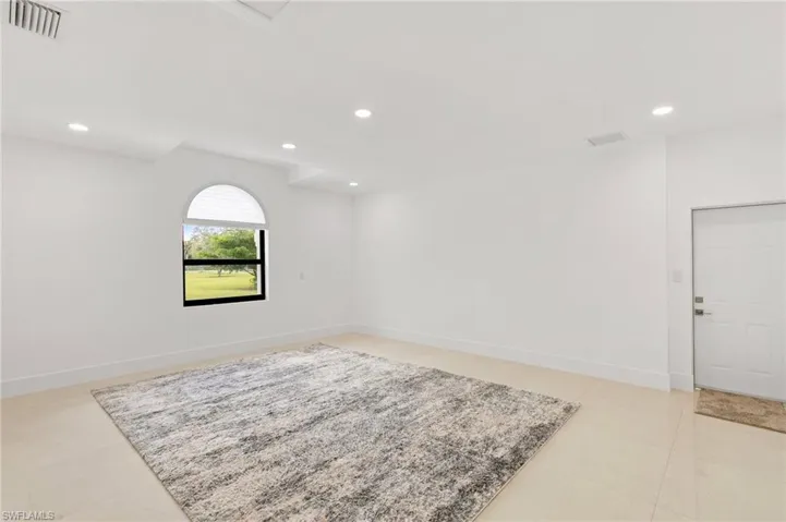 221 10th St Se, Naples, Florida 34117