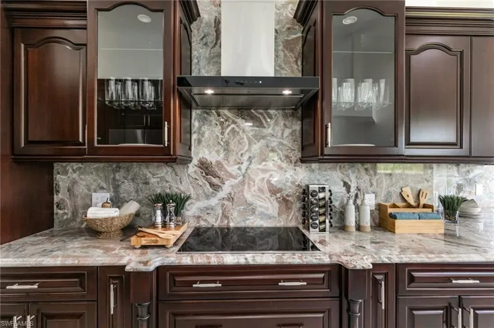 221 10th St Se, Naples, Florida 34117