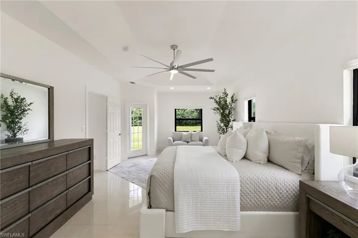 221 10th St Se, Naples, Florida 34117