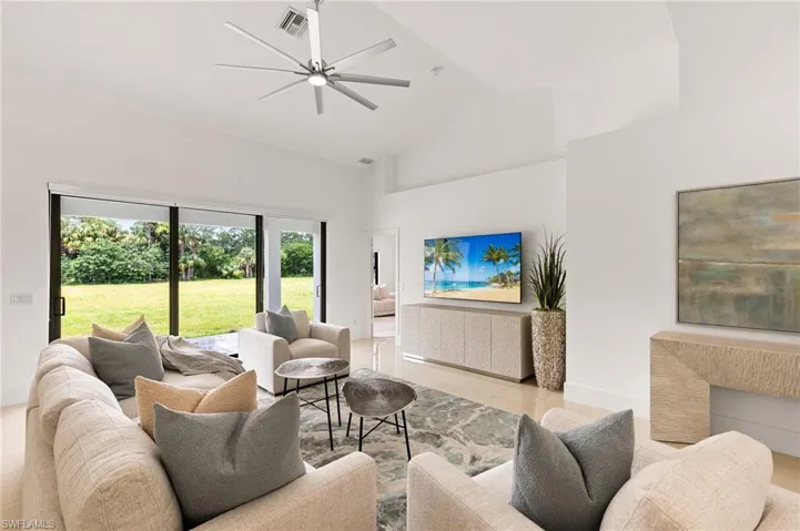 221 10th St Se, Naples, Florida 34117