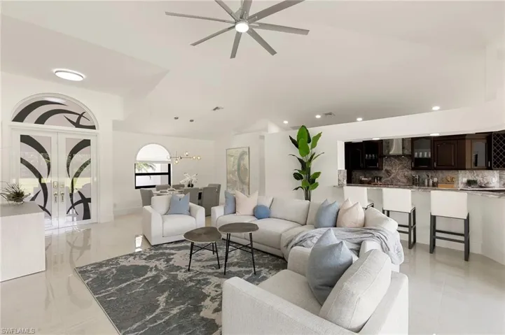 221 10th St Se, Naples, Florida 34117