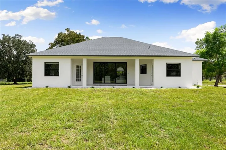 221 10th St Se, Naples, Florida 34117