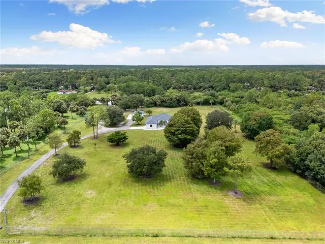 221 10th St Se, Naples, Florida 34117