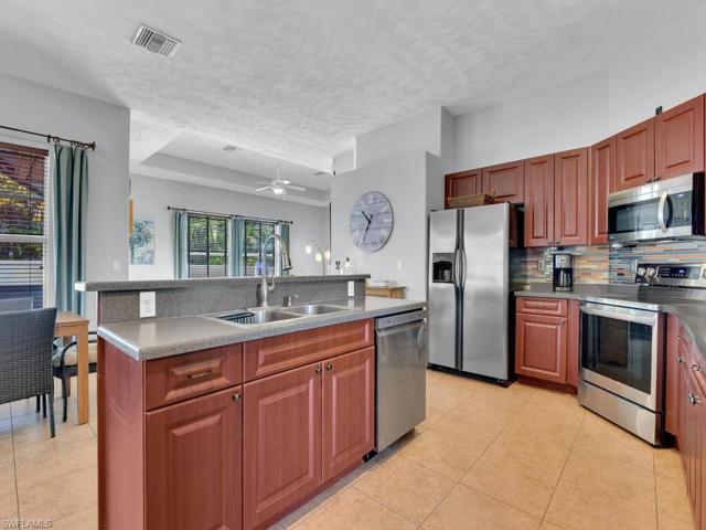 Kitchen w/ Island