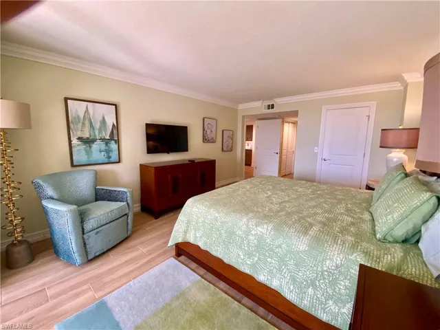 10851 Gulf Shore Dr 303, Naples, Florida 34108