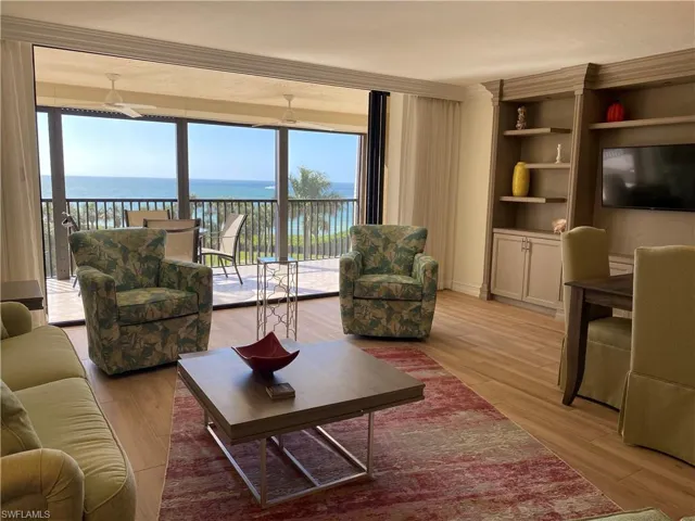 10851 Gulf Shore Dr 303, Naples, Florida 34108