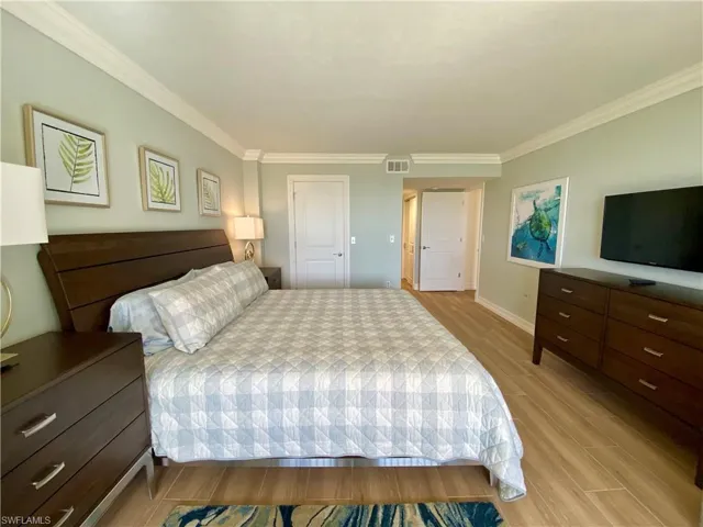 10851 Gulf Shore Dr 303, Naples, Florida 34108