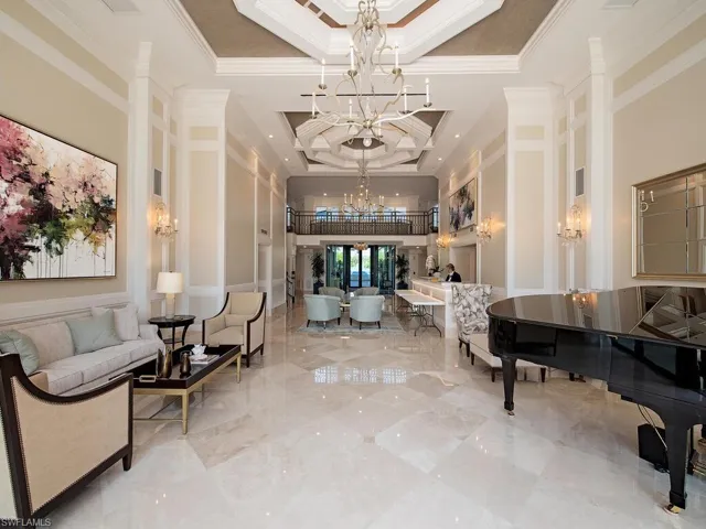 Carlysle Lobby