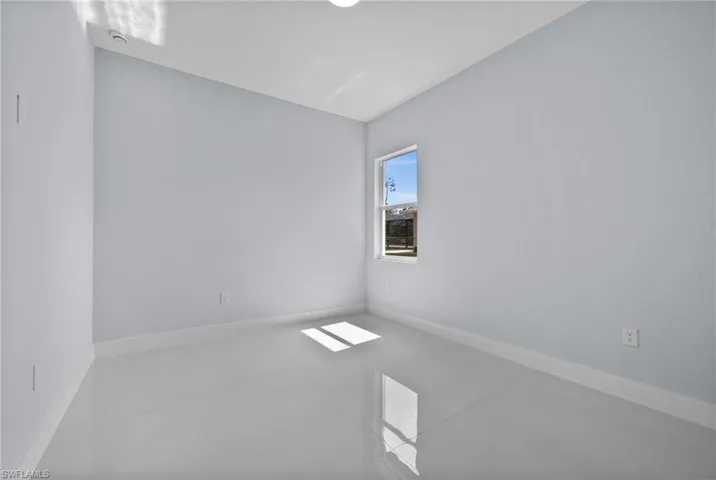 Tiled spare room with baseboards