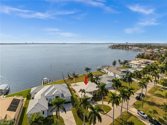 Southern exposure long water views on the Caloosahatchee River