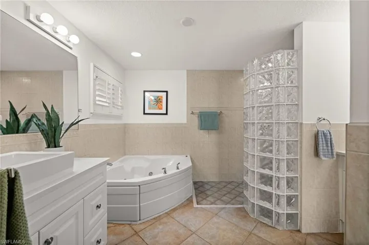 Dual sinks in the Master Bath