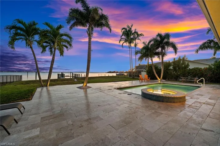 Spa and Pool with a view in the Evening