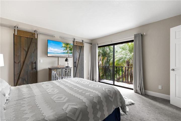 Westerly facing master suite, warm morning sunshine pouring in to start your day.