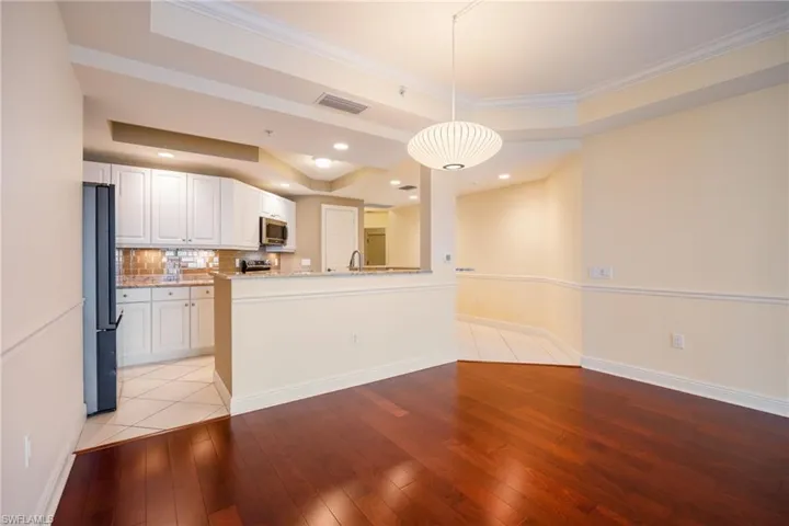 Dining Area and Breakfast Bar