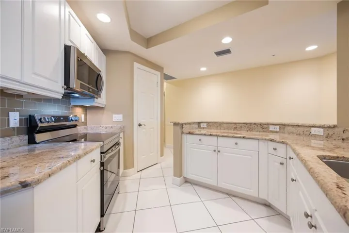 Spacious Gally Kitchen w/plenty of counter space