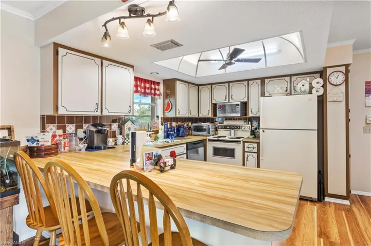 Kitchen - Breakfast Bar