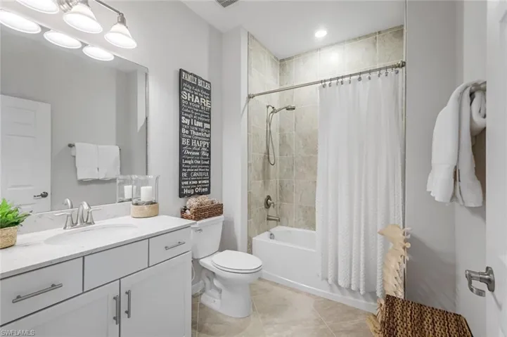 Full bathroom with Tub/Shower