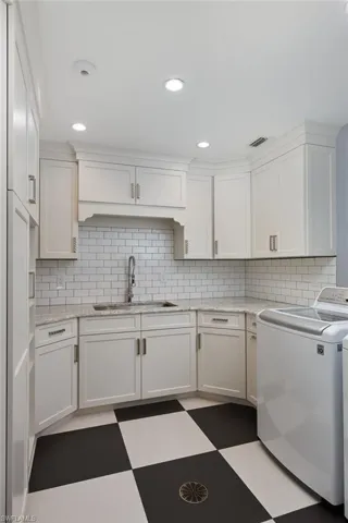 Laundry w/ floor drain