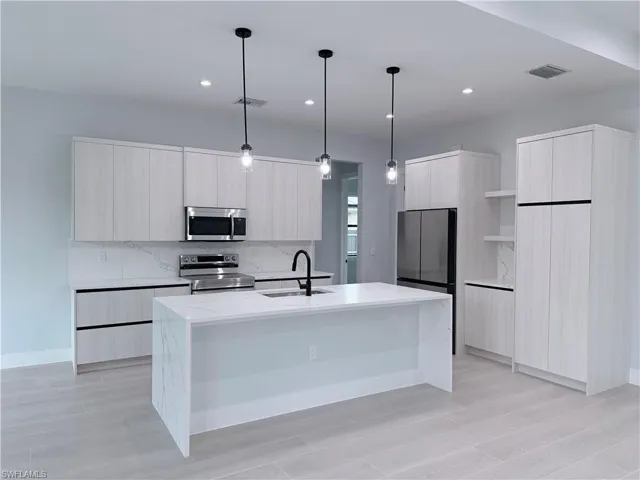 472 12th St Ne, Naples, Florida 34120