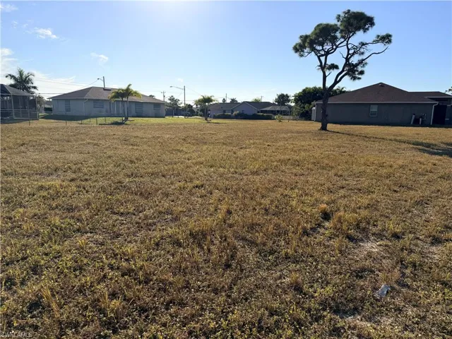 View of grassy yard featuring a residential view