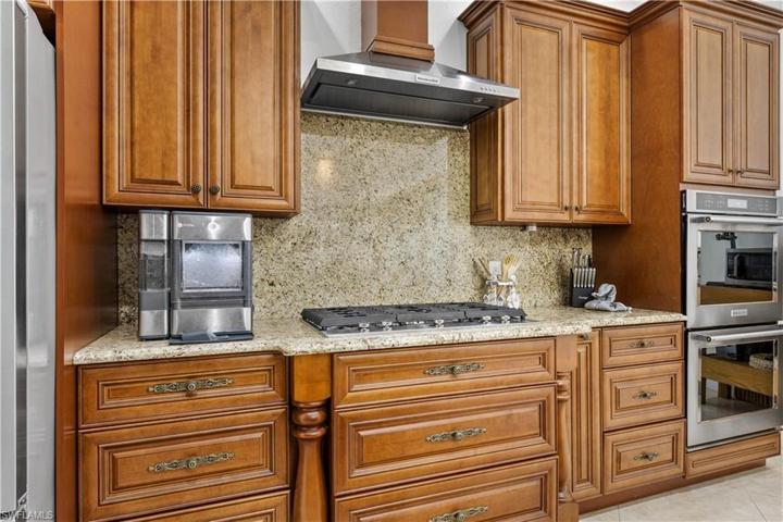 kitchen w/ kitchen aid appliances