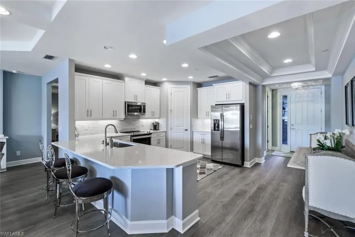Spacious Kitchen & Peninsula