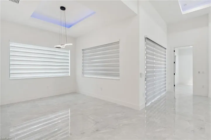 Empty room with a tray ceiling
