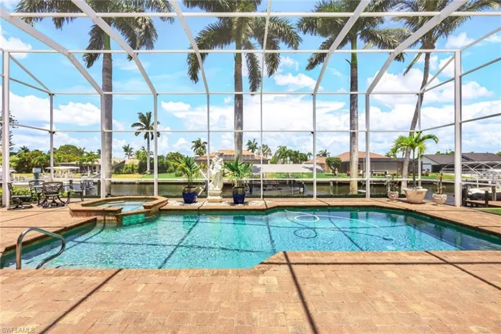 What an awesome pool and outdoor lanai area.