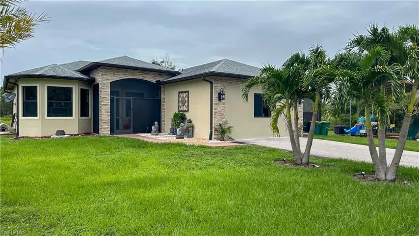 View of front facade featuring a front lawn