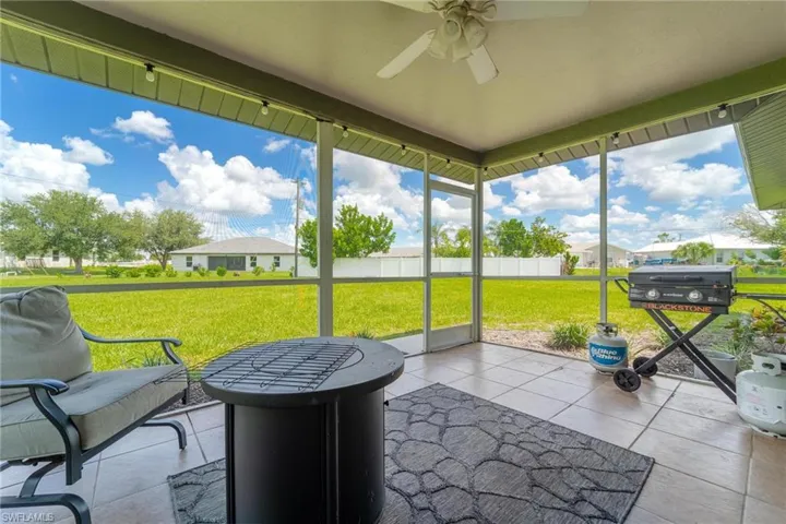 Sunroom / solarium with ceiling fan