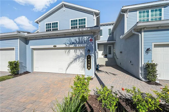 Traditional-style house with decorative driveway