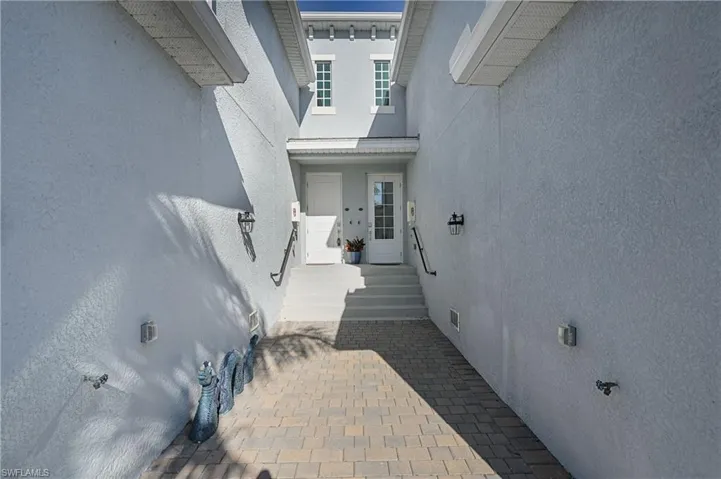 Doorway to property featuring stucco siding and crawl space