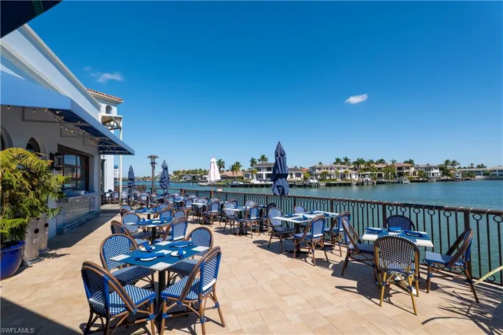 Dining alfresco on the Venetian Bay