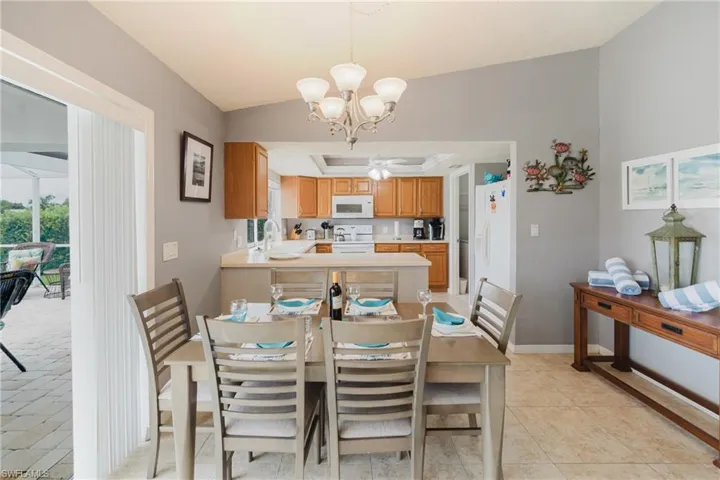Dining Room w/ seating for 6