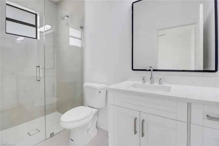 Mini suite bath